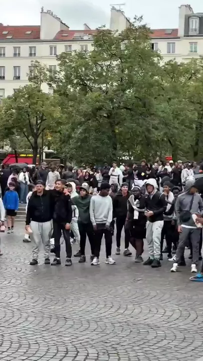 В Париже устроили давку из-за бесплатной жареной курицы
