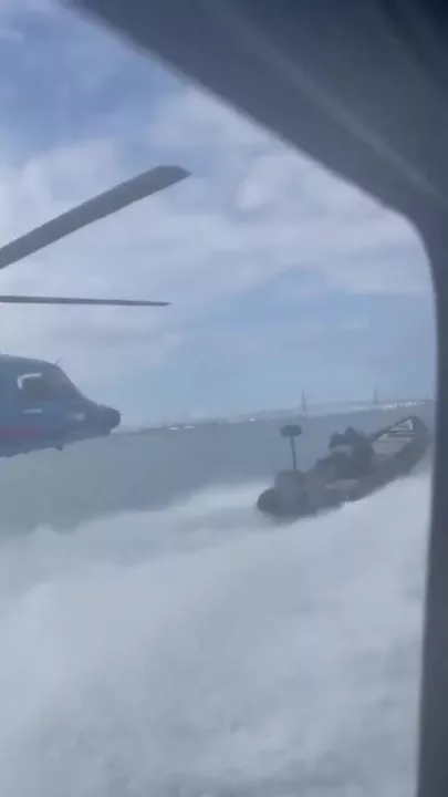 Вертолет испанской таможни устроил погоню за катером