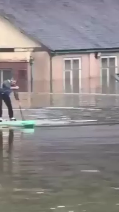Уэльс остался под водой-2