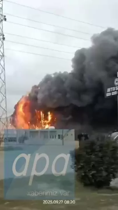 Сильный пожар начался на складе в Абшеронском районе