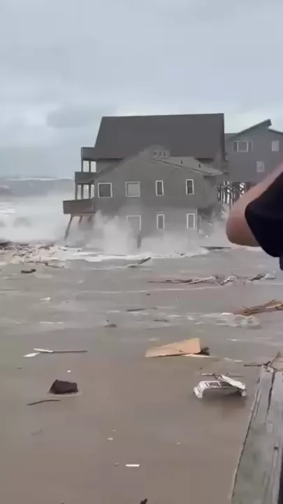 Мощный прилив разрушил дома в американском штате