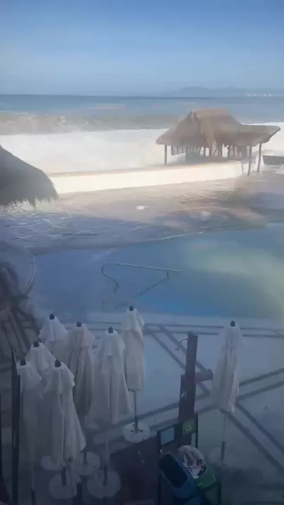 Гигантские волны затопили курорт в Мексике