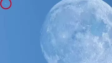 Редкий момент падения астероида на Луну