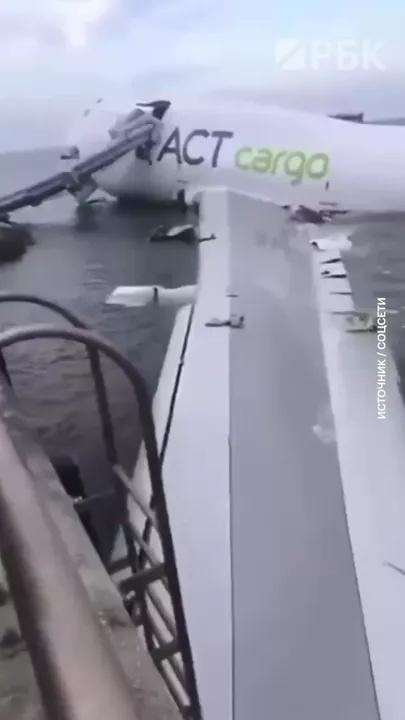 В Гонконге при посадке грузового самолета Boeing 747 погиб один человек