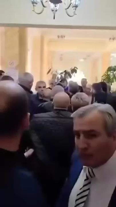 Мера Гюмри изолировали в его же кабинете-2