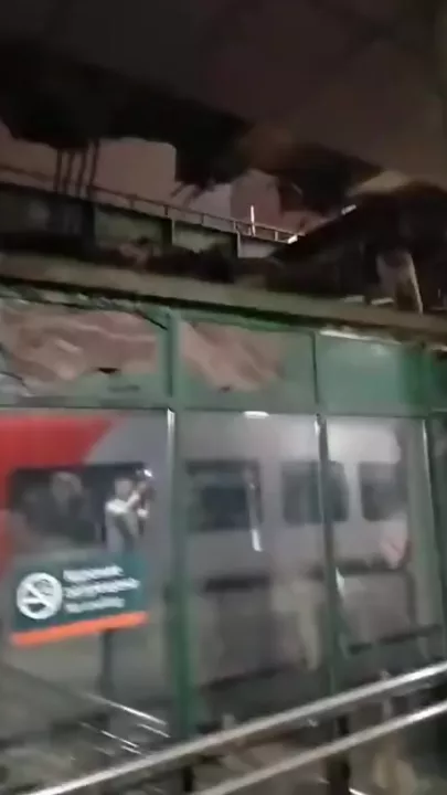 На петербургском вокзале часть крыши обрушилась на платформу