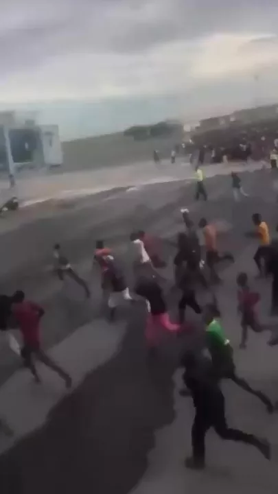 В Танзании протестующие прорвались в аэропорт