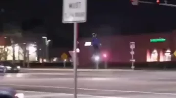 В Лос-Анджелесе заметили человека, парящего  над дорогой на ховерборде