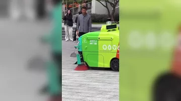 Кадры с уборщиком и роботом из Китая завирусились в сети