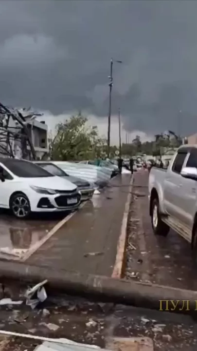 Торнадо превратил бразильский город в руины