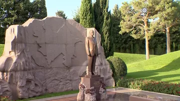 Prezident İlham Əliyev və birinci xanım Mehriban Əliyeva Ulu Öndər Heydər Əliyevin məzarını ziyarət ediblər 2