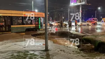 Трамвай едва не провалился в «портал в ад» в Санкт-Петербурге