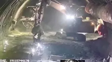 Момент внезапного наводнения в тунелле в Китае попал на ВИДЕО