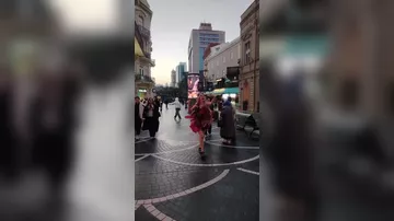 Bakının mərkəzində qəribə geyimdə gəzən qız kimdir?