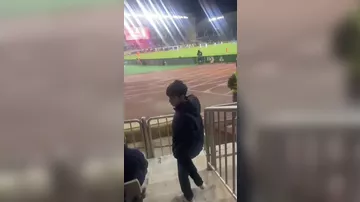 Həmin azarkeş meydançaya belə giribmiş 1