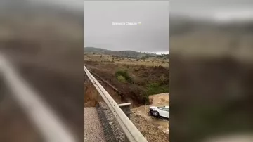 В Испании из-за ливней обвалилась дорога