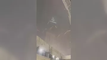 Молния ударила в часовую башню в Мекке