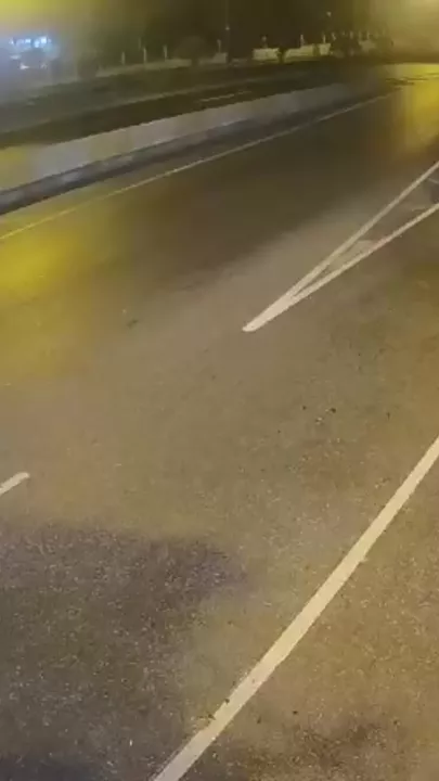 Грузовик со сжиженным газом врезался в ограждение в Баку