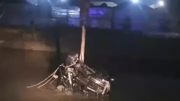 Biləsuvarda kanala aşan maşının sudan çıxarılma anı