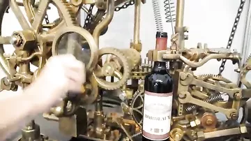 Необычный механизм для открывания вина