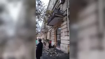 "Sahil" metrosunun yaxınlığında balkon uçub