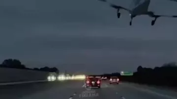 Столкновение самолета с автомобилем в США попало на