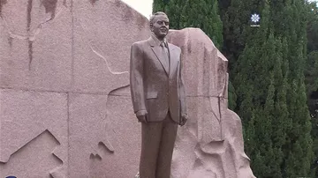 Президент Ильхам Алиев и Первая леди Мехрибан Алиева посетили могилу общенационального лидера Гейдара Алиева