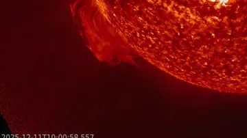 От Солнца оторвался крупный протуберанец