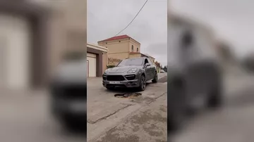 Bakıda "Porsche"nin üstündə beton qarışdırdılar
