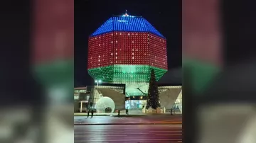 Здание Национальной библиотеки Беларуси освещено цветами флага Азербайджана