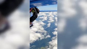 Парашют скайдайвера застрял на хвосте самолёта в Австралии