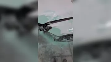 Çin avtomobilini təmir edən dəmirçi şok yaşadı