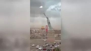 В Бразилии копия Статуи Свободы обрушилась из-за сильного ветра