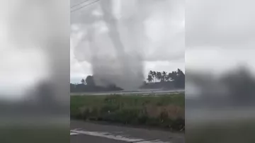 Индонезийский город пострадал от торнадо