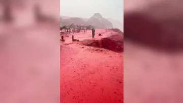 Сильный дождь окрасил пляж в Иране в цвет крови