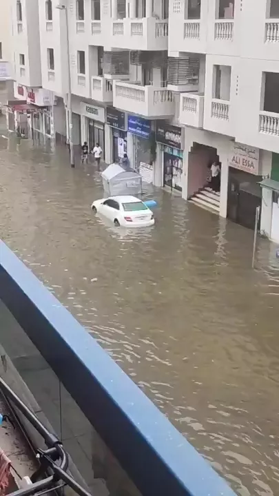 Проливные дожди привели к наводнениям в ОАЭ-3