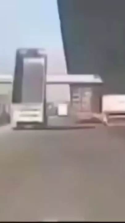 Грузовик снес пешеходный переход в Таиланде