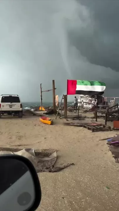 Крупный торнадо у берегов ОАЭ