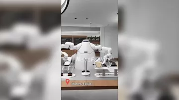 Китайский робот-бариста набирает популярность в соцсетях