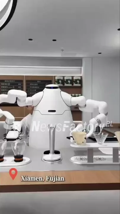 Китайский робот-бариста набирает популярность в соцсетях