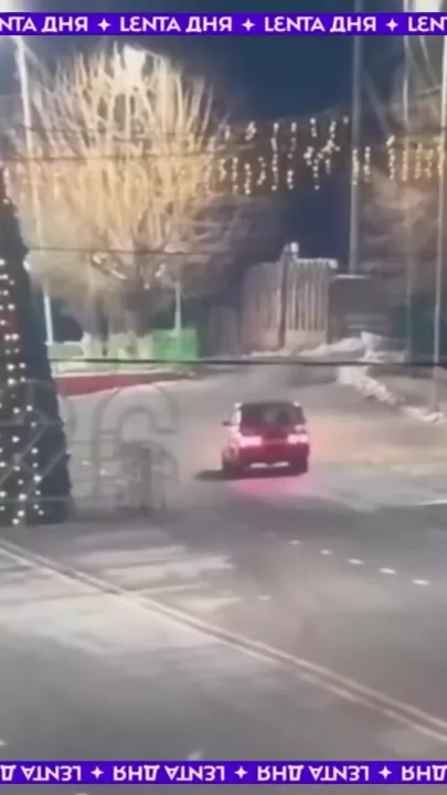 Водитель снес главную елку города