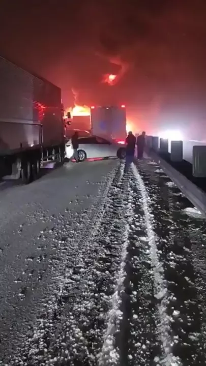 Появились кадры с места крупного ДТП в Японии - 2