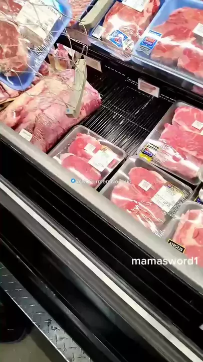 Магазины в США начали помещать мясо в проволочные конструкции