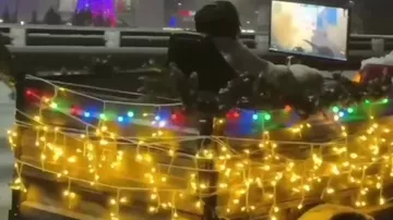 Парни решили поиграть в Counter-Strike в праздничной атмосфере