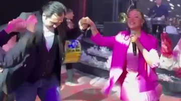 Elton tənqid etdiyi Ayanın əlindən öpdü