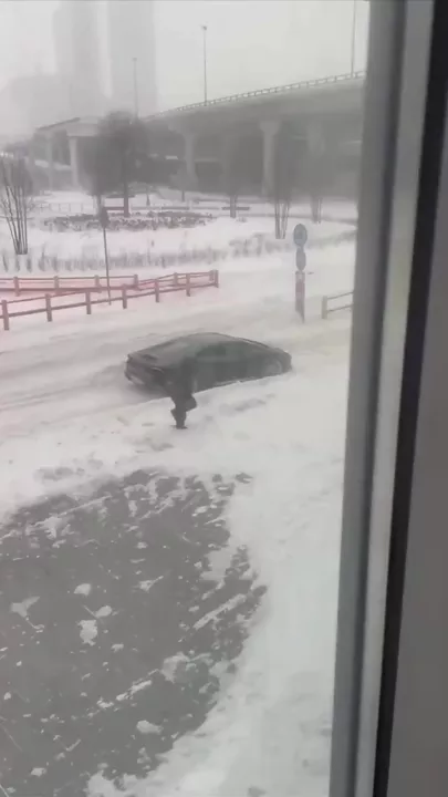 Спорткар Lamborghini увяз в снегу