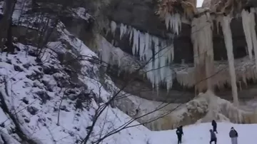 Заледеневший водопад обрушился на туристов