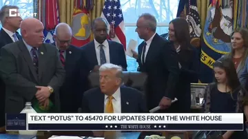 Трамп предложил журналистам, которых недолюбливает, несвежее молоко