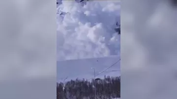 Масштабный сход лавины на горе Эльбрус