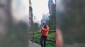 Необычное исполнение на флейте среди загадочных гор в Китае
